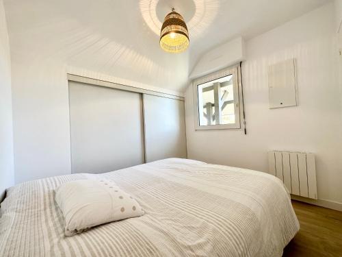 普洛埃默T2 neuf Top Cocooning – Terrasse – Face à la mer的白色的卧室设有床和窗户