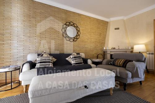 埃里塞拉Villa BelaVista by ACasaDasCasas的客厅配有沙发和桌子