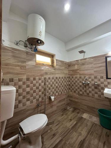 列城YANG-LHA GUEST HOUSE的一间带卫生间和水槽的浴室
