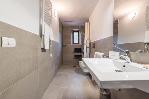 切塔尔多Agriturismo La Collina degli Olivi的一间带两个盥洗盆和卫生间的浴室