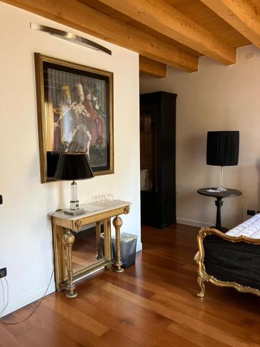 帕多瓦Ciao Amore的一间房间,墙上挂着一张桌子和一幅画