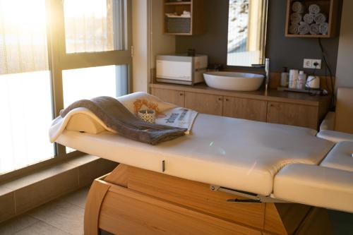 霍尔斯泰因地区诺伊斯塔特ARBOREA Marina Resort Neustadt的窗户房间里一张病床