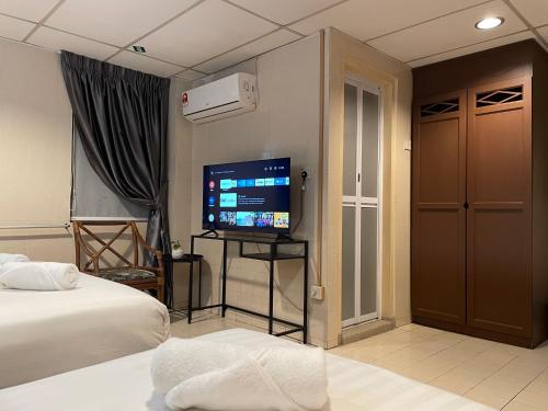 太平巴拉克街酒店的配有一张床和一台平面电视的酒店客房