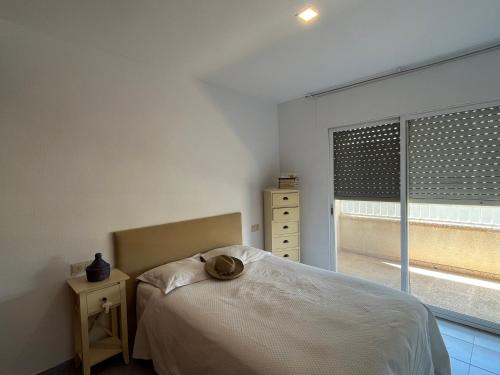 圣卡洛斯拉腊皮塔Vila del far的一间卧室,配有一张床,上面有帽子