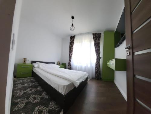 SeleuşRacosim Residentials的一间小卧室,配有床和窗户