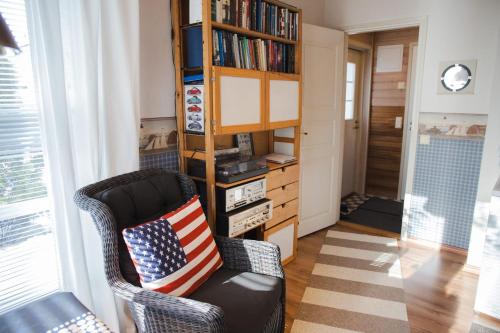 科科拉Erillinen ilmastoitu vierassviitti, Kokkola的客厅配有带美国国旗枕头的椅子