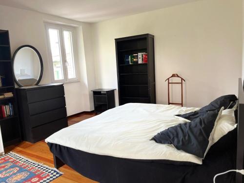 伦诺Casa Dilma的一间卧室配有一张大床和镜子