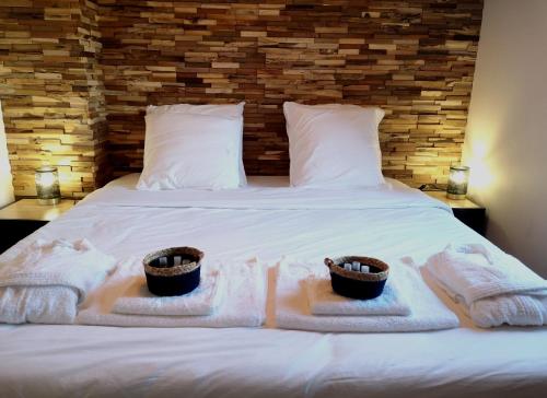圣康坦Elo Spa的一张带毛巾的床和两个篮子