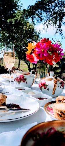坦季La Flor del Camino Posada的餐桌,餐盘和一杯葡萄酒