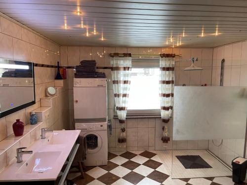 布伦瑞克Haus am See的厨房配有水槽和洗衣机
