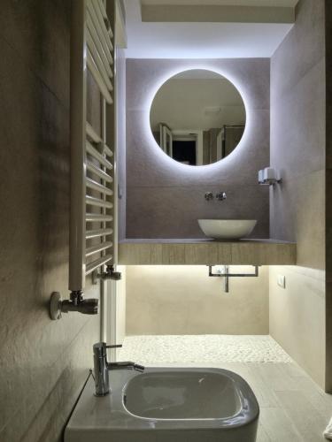 布林迪西Il civico storico的一间带水槽和镜子的浴室