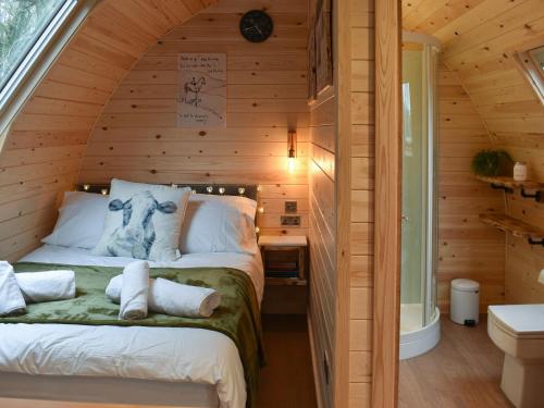 CrowhurstHayfield Haven-uk40691的小木屋内一间卧室,配有一张床