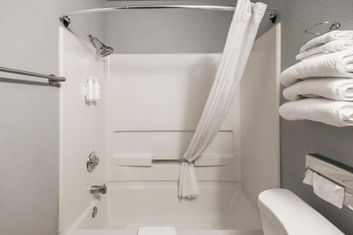 尤巴城Sutter Inn的带浴缸、卫生间和毛巾的浴室