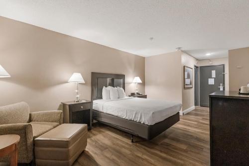 尤巴城Sutter Inn的酒店客房,配有床和沙发