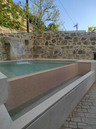 PerivóliaFairytale Elafonisi的石墙内一个带瀑布的游泳池