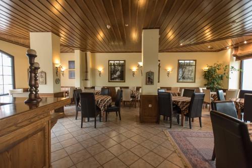 卡尔派尼西翁Anesis Hotel的餐厅设有1间带桌椅的用餐室