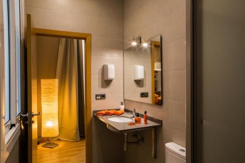 巴塞罗那巴塞罗那伯恩旅舍的一间带水槽和镜子的浴室