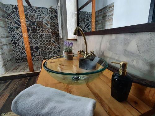 SohodolCasa meșterului的浴室设有玻璃碗水槽和水龙头