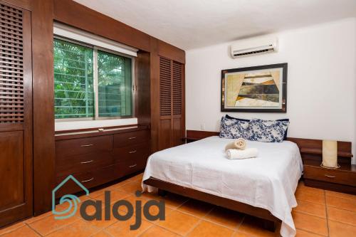 坎昆Apartamento amplio en zona ideal a 5min de WALLMART的一间卧室设有一张床和一个窗口