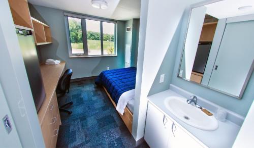 奥里利亚雷克海德大学公寓及会议中心酒店的一间带水槽和镜子的浴室