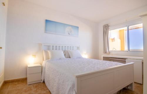 阿德耶Roque del Conde Seaview的白色的卧室设有白色的床和窗户。