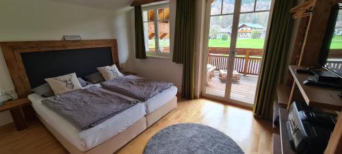 施特罗布尔Ferienhaus Pepi的一间卧室设有一张床和一个阳台