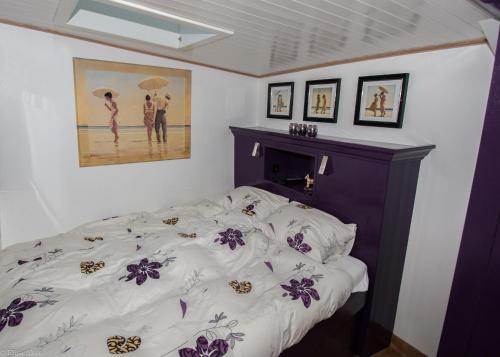 伦热纳特船上住宿客房内的一张或多张床位