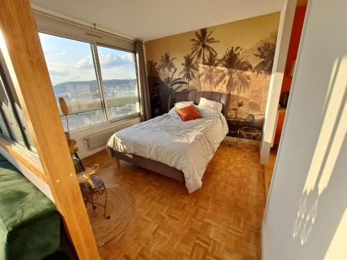 鲁昂Sous les Etoiles - dans le plus haut gratte-ciel avec parking的一间卧室设有一张床和一个大窗户