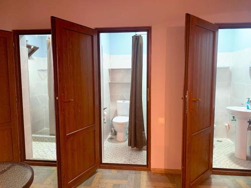 巴统Hostel 47的浴室设有两扇门、卫生间和水槽。
