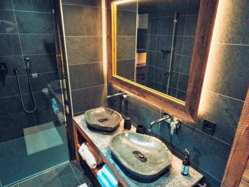 莱热Chalet Les Gets, 6 pièces, 11 personnes - FR-1-598-66的一间带水槽、镜子和淋浴的浴室