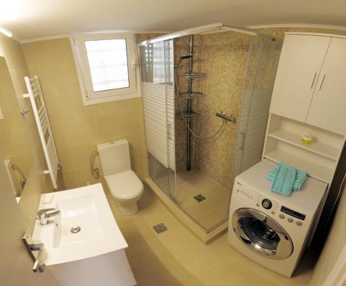 斯尼斯Cozy corner Schinias beach house的带淋浴和洗衣机的浴室