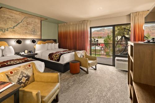 塞多纳塞多纳阿拉贝拉酒店的酒店客房设有两张床和一个阳台。