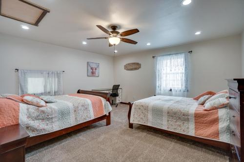 Pet-Friendly Lingle Ranch with Deck on 60 Acres!的一间卧室配有两张床和吊扇