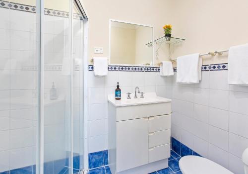 凯阿玛Noorinan Getaway的带淋浴、盥洗盆和卫生间的浴室