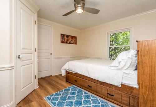Moravian Falls40 Acres w/Waterfalls, Vineyard, Stream, 5 bedroom的一间卧室设有一张床和一个窗口