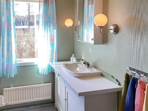 阿斯克松德Holiday home ASKERSUND的一间带水槽和镜子的浴室以及窗户。