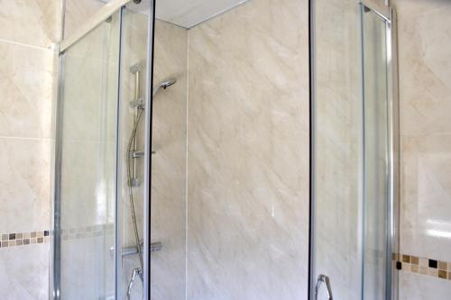 莱斯特Lindrick Villa- 3BD Bunglow , Free parking- Long stays的浴室里设有玻璃门淋浴
