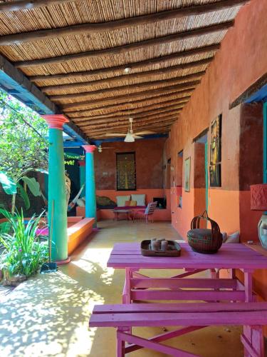 PampatarLa Casa del Mango的一个带紫色野餐桌的庭院