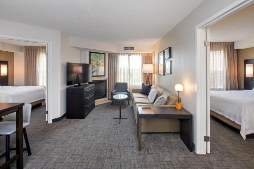 惠特比Residence Inn by Marriott Whitby的酒店客房,设有两张床和一张沙发