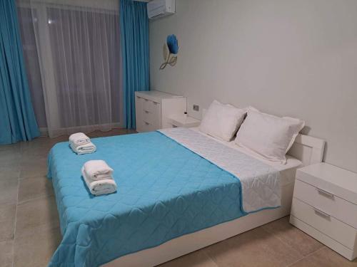 卡瓦尔纳ATEA APARTMENT KAVARNA的一间卧室配有带毛巾的床