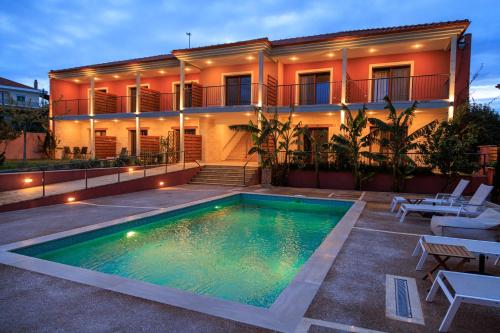 阿菲托斯Samari Afitos的一座房子前面设有游泳池