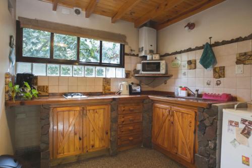 蜂鸟自然小屋住宿加早餐旅馆的厨房或小厨房