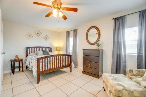 圣安东尼奥Cozy and Convenient San Antonio Home 5 Mi to Dtwn!的一间卧室配有一张床和吊扇
