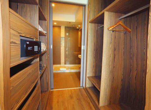 卡萨布兰卡Luxury Apartment at Corniche , Seaview Close Beach的一间带木墙和步入式衣柜的浴室