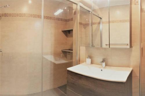 雷凯蒂奥AMANE Lekeitio, Parking Incluido的一间带水槽和玻璃淋浴的浴室