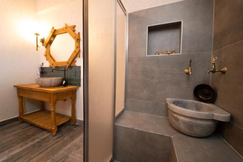 费特希耶Watermill Villa & Hotel Faralya的带浴缸、水槽和镜子的浴室