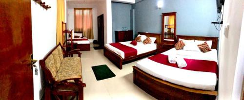 贾夫纳亚尔小镇酒店的酒店客房,配有两张床和椅子