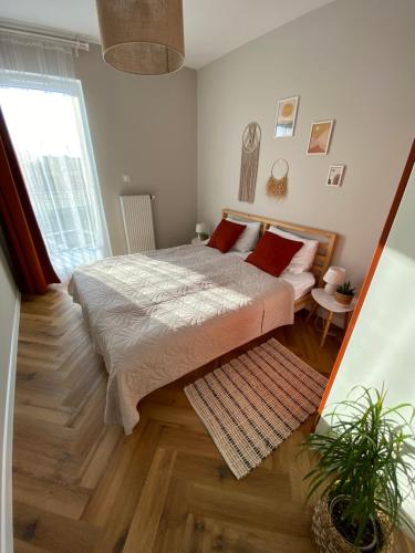 加茨比亚格拉Przystanek Jastrzebia的一间卧室设有一张大床和一个窗户。