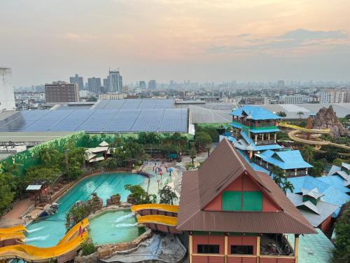 曼谷Mall Suites Hotel的享有度假村游泳池的顶部景致