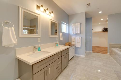 克利尔莱克Clearlake Vacation Rental with Nearby Lake Access!的浴室配有2个盥洗盆和1个浴缸。